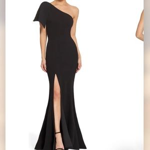 Selling a beautiful Dress The Population black formal dress. Open to offers.